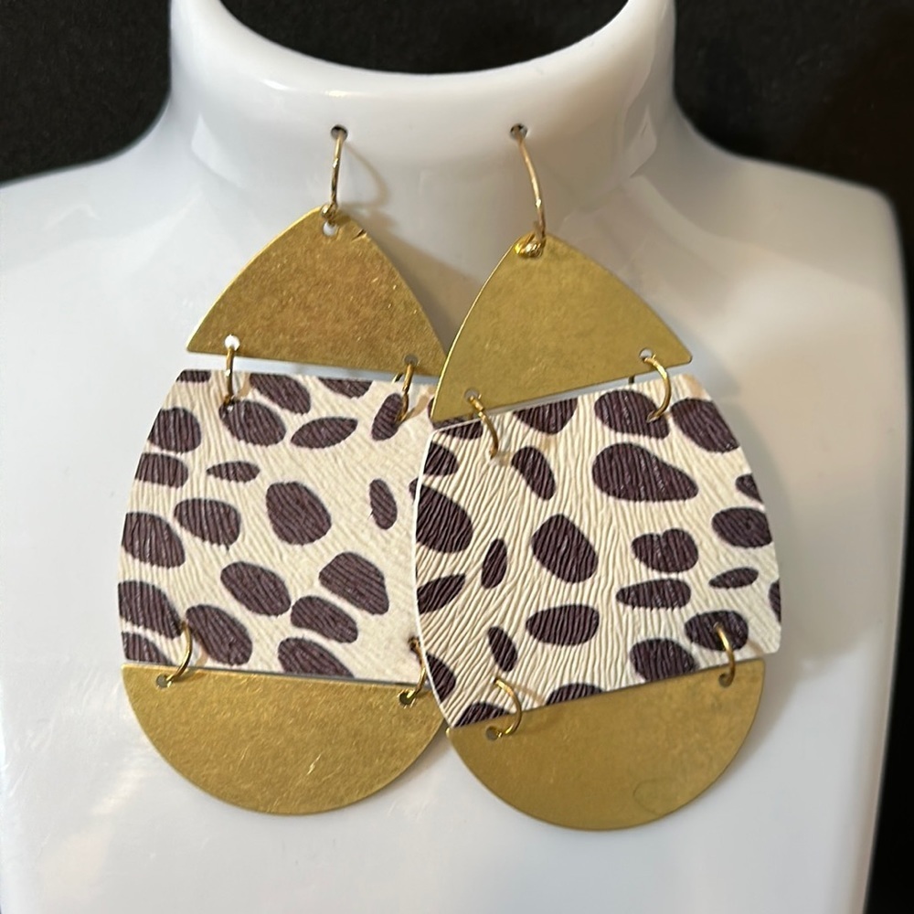 5/$20 gold and‎ spotted drop earrings